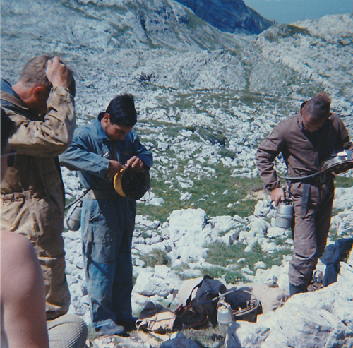 Vercors 1965, Clan des Tritons avec la lampe Aquilon de chez Desautel